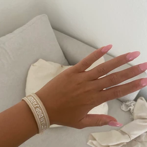 Christian dior armband - Säljer detta fiiina armband då jag vill köpa nytt  🤍 Pris går att diskutera vid snabb afffär