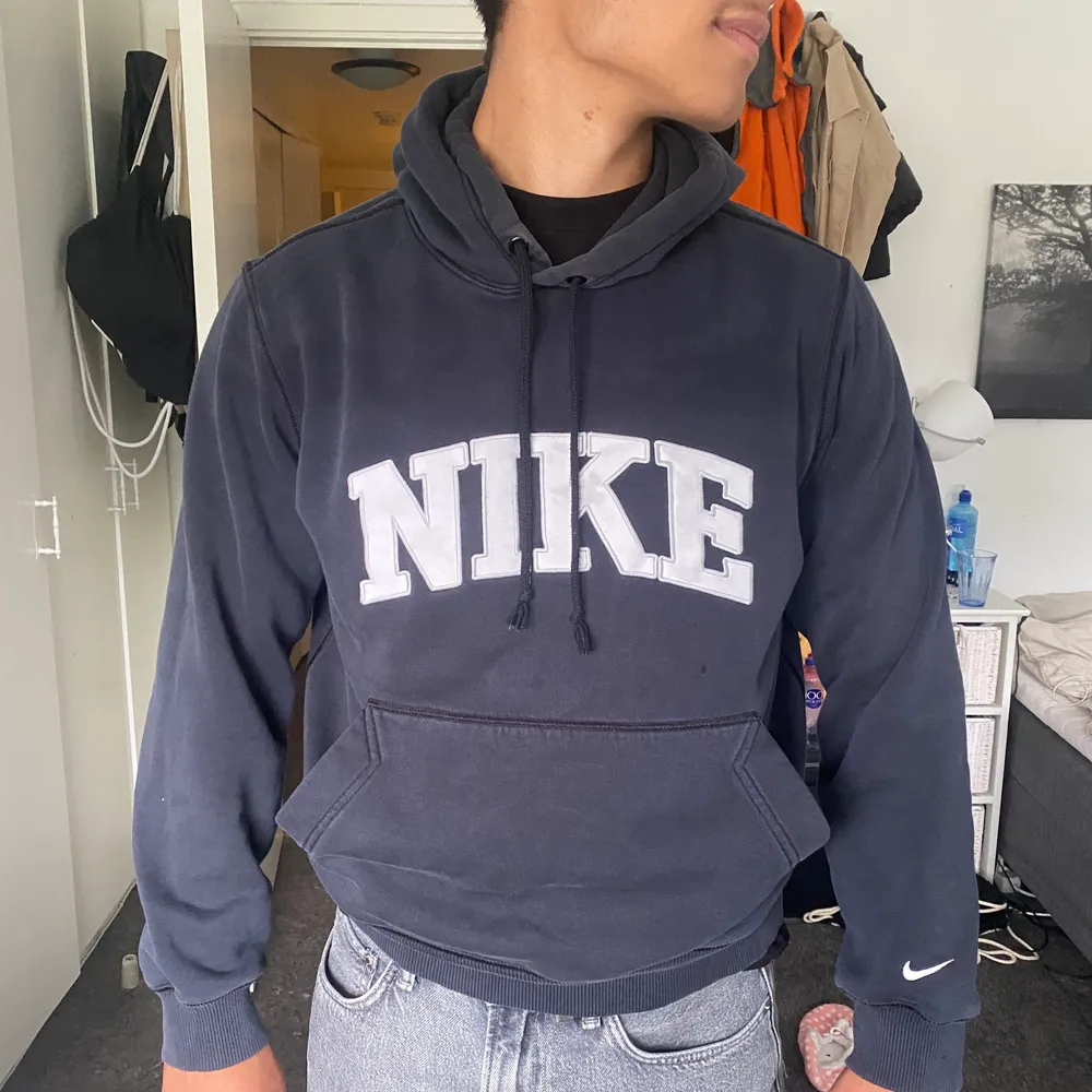 Nike hoodie i bra skick i storlek S Sitter lite oversized, för herr och dam . Hoodies.