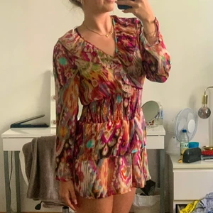 Zara klänning - Super fin klänning från Zara i storlek M. Själv är jag vanligtvis en M men säljer denna oanvända klänning då den var aningen för kort för mig. Skulle säga att den är mer som en XS/S! 