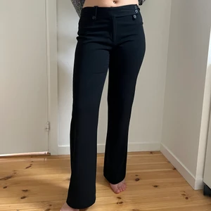 Utsvänga byxor - Säljer dessa fina svarta byxor, köpta från Humana men aldrig använda. Pris kan diskuteras❤️