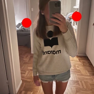 Isabel marant tröja - HÖGSTA BUD 1200kr!!!KÖP DIRELT FÖR 1500kr💓Jätte fin Isabel marant tröja som tyvärr inte satt som jag ville. Köpt här på Plick för 1600kr och endast provad. Storlek M men passar xs och S lika bra. Jag är 168cm💓