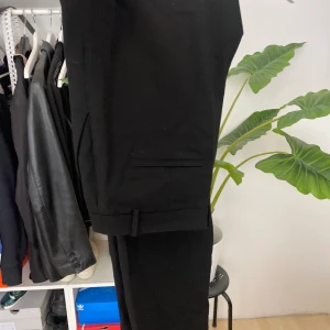 Lågmidjade kostymbyxor  - Skitsnygga lågmidjade kostymbyxor från lindex som tyvärr är för små för mig str 40