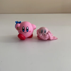 Kirby figurine! - Två kirby figurines säljes! Båda är köpta hos sci-fi bokhandeln i stan för 80kr styck, men säljer 40kr per figurine❣️ båda är i mycket bra skick och väldigt orörda pga att de har suttit på en hylla🌟