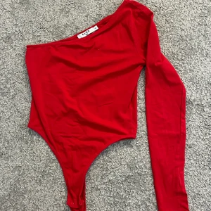 Body från NA-KD - Väldigt snygg body från NA-KD. Sitter väldigt skönt och passar till mycket. Jag har tyvärr inte fått användning av denna snygga body och har som sagt inte använt den. Men kanske får någon annan det.  Köparen betalar för frakten.