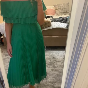 Grön plisserad långklänning🧚✨ - Jag säljer denna gröna plisserade långklänning från! Superfin men kommer tyvärr inte till användning. Storlek S🧚✨❤️