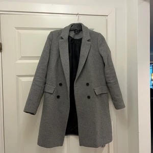 Grå kappa - Fin grå kappa från Zara, perfekt nu till hösten. Den är i bra skick. Storlek S men passar även en M också. 