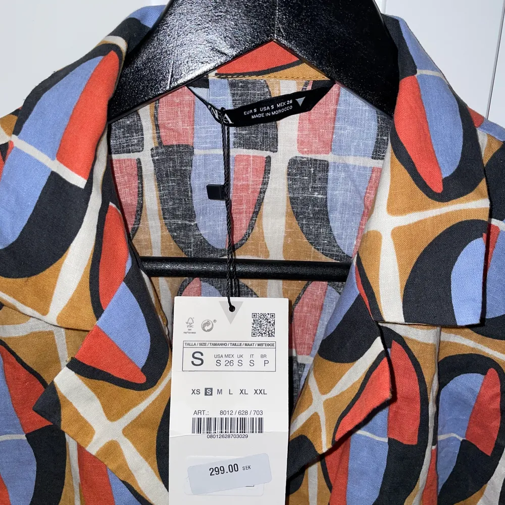 Croppad färgglada skjorta från Zara. Har aldrig använts. Har en knytning i tyggen (se sista bilden) 200 + 66 (frakt) . Skjortor.