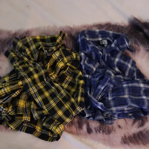 Korta koftor - Två kirta koftor som ungefär är lika korta som magtröjor.Säljer för att jag inte hillar dem längre. Dem är i väldigt bra skick, är sparsamt bevarade. 50 kr för en , 100 kr för båda!😻