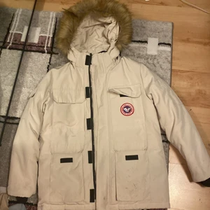 Vinter jacka l/XL - En jätte skön vinter jacka som värmer bra! Stora fickor så får plats med mycket! Lite beige vit färg, köpt för 800kr säljer för 400kr