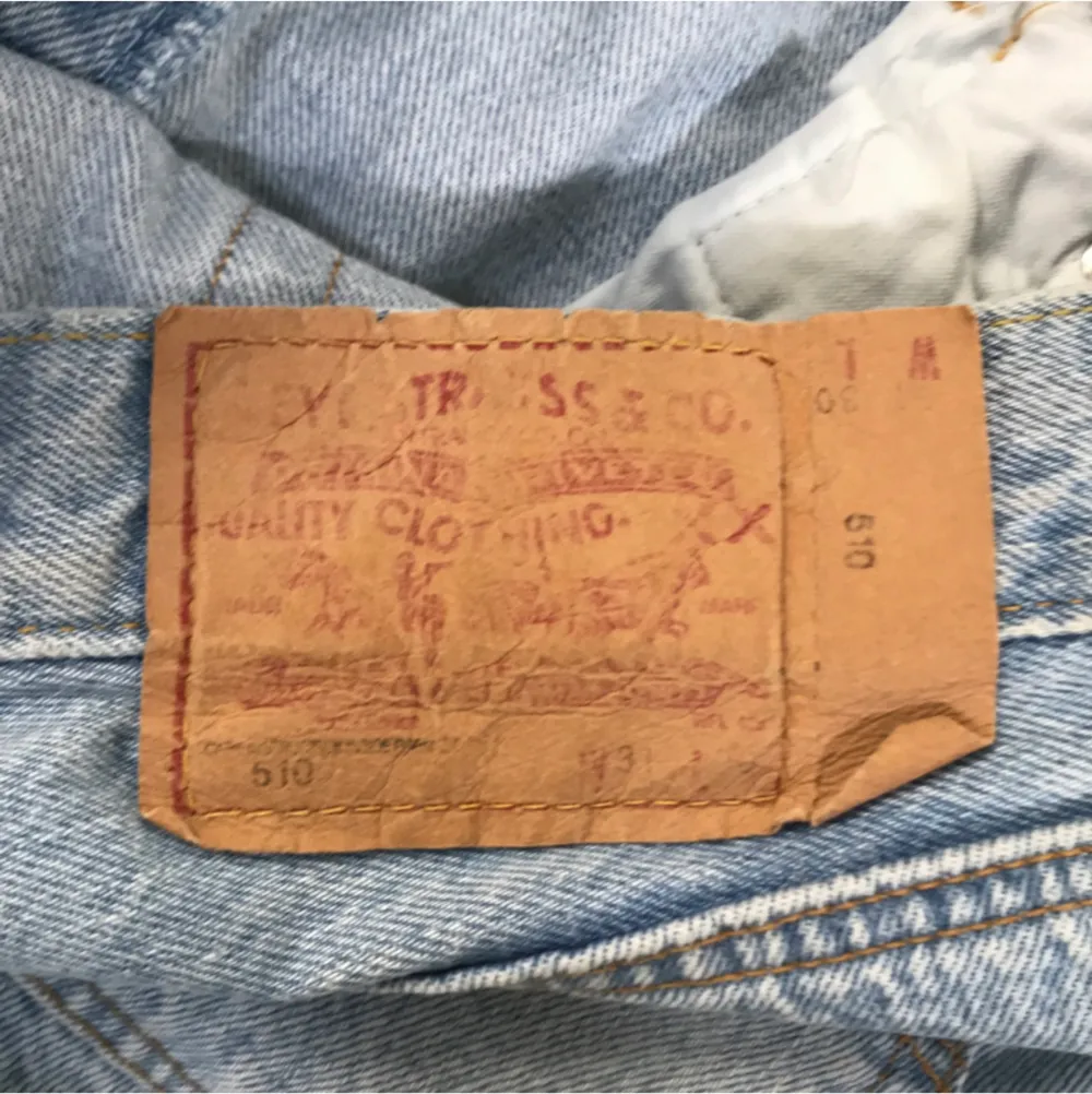 Sjukt snygga jeans från Levis storlek 31/32 tyvärr passa dom inte mig.. skulle säga att dom är som en 36/38 beroende på hur man vill att dom ska sitta💓💓. Jeans & Byxor.