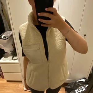 Teddy väst - Så fin väst som användes lite i våras! TRYCK INTE PÅ KÖP DIREKT!