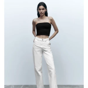 Vita zara jeans - Vita vida zara jeans liknande första bilden. Liten fläck längst ner på jeansen som knappt syns💞