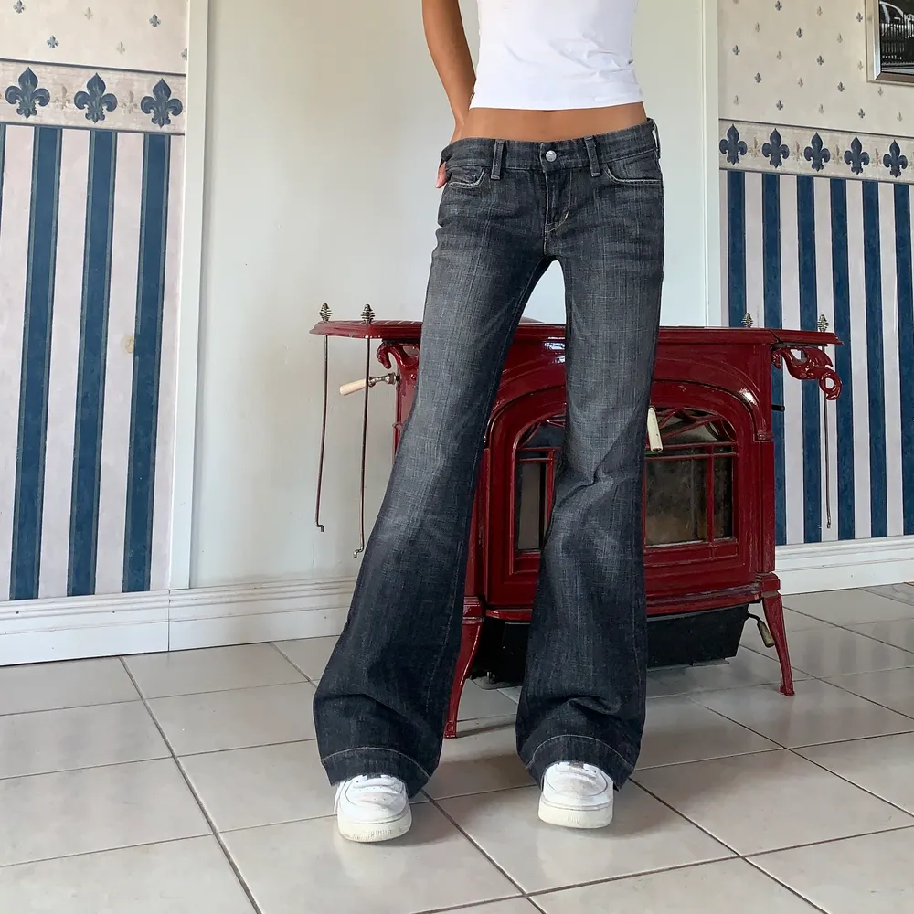 KONTAKTA FÖR DIREKTKÖP❤️Låga vintage jeans, flare/bootcut.💞 midja 82, Innerben 84cm. Jättebra skick!. Jeans & Byxor.