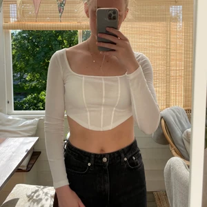 Vit topp storlek M - Jättefin topp i storlek M som inte kommer till användning. Säljer för 65+ frakt 💕