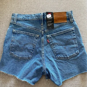 Levi’s Shorts - Helt nya oanvända Levi’s Shorts i storlek 25! De köptes för 649 men jag säljer dem för 500 🥰 Hör av er om ni vill ha fler bilder så skickar jag mer än gärna