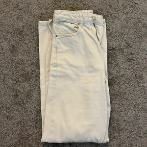 Vit jeans från Gina Tricot - Är någon intresserad att köpa dessa jeans jag använt väldigt få gånger från Gina Tricot. Jättefina vita jeans, men de har inte kommit till användning. Jensen är köpta fel 599 kr. Liten fläck, men man sker inget. Köparen står för frakten.