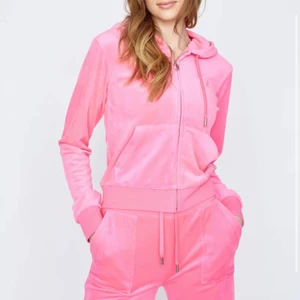 Juicy Couture - Mjukis sett från Juicy!! Aldrig använt då jag köpte för liten storlek.. lite mer rosa färg irl!!  Hoodien är i storlek Xs & byxorna xxs!! Jätte fina😍😍 nypris totalt är 2100 kr!! Säljer för 1000💝