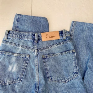 Jeans från ADSGN - Världens snyggaste jeans ifrån ADSGN, storlek XS och är avklippta och insydda lite i längden. Passar dig mellan 162-170 skulle jag gissa 😊