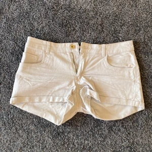 Vintage, lågmidjade shorts från H&M😍 - Vintage, lågmidjade shorts från H&M🫶🏼😍Färgen är beige/créme Bra skick.