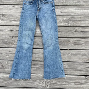 Bootcut jeans - Ett par jätte fina bootcut jeans från zara. Knappt använda och är i väldigt bra skick. Storlek 34 passar kanske folk mellan 1,50 till 1,60❤️ kontakta mig för fler bilder❤️