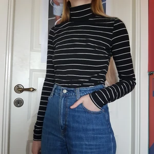 Randig polotröja - Svart och vit randig polotröja med långa ärmar, tight modell. Jättemjuk och skön!