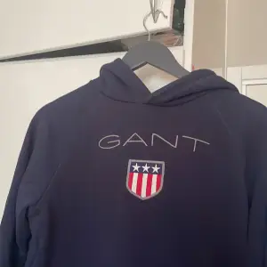 Mörkblå Gant hoodie. Strl 176 men sitter som en xs/s. Fint skick