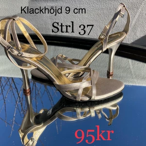 Klackskor strl 37 - Champagnefärgad stilettklackar strl 37.  Klackhöjd 9cm.  Oanvända.  Nyskick.   Rök- och djurfritt hem. Skickar inom en vecka efter mottagen betalning. 