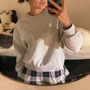 Grå sweatshirt (gina tricot)  - Superfin basic grå sweatshirt från Gina tricot i strl S!! Meddela ifall du är intresserad!!🫶🏽💕⚡️
