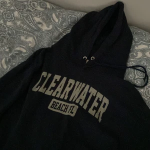 vintage hoodie  - jag säljer denna coola mörkblåa hoodien köpt på second hand! står att den är i storlek L men skulle säga att det är en oversized M! 120kr + frakt på 49kr = 169kr 🤍