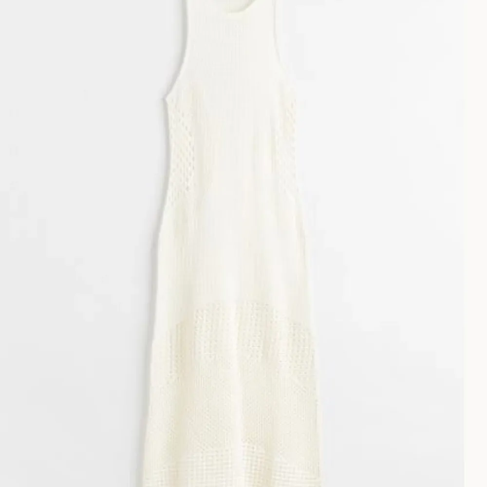 Vit långklänning med hål/cutouts från H&M. Storlek 36/S. Använt men bra skick.. Klänningar.