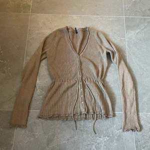 jättefin soyaconcept kofta💕 - Söt brun kofta från soyaconcept💕Med läckra detaljer på ärmarna❤️Även knuttar vid midjan⚡️Passar perfekt nu tills sensommaren och skolstarten✨