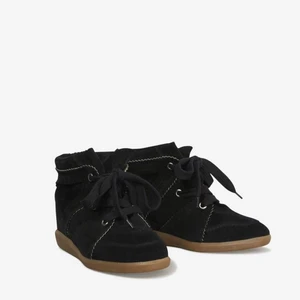 Isabel Marant Bobby Sneakers - Säljer mina använda Isabel marant sneakers. Storlek 38 i svart. Kommer med en dustbag. Skicka privat bud från 500 SEK🙌🏽 💥NYPRIS 4600💥