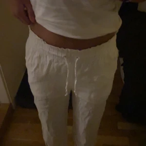 Linnebyxor - Jättefina low waist linnebyxor i bra skick som tyvärr har blivit för korta för mig💘