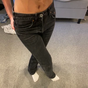 Zara jenas stl 32 - Säljer min fina jeans från Zara för att dom inte kommer till användning för mig längre. Dom är mid waist och är i storlek 32, hör av er för fler bilder eller frågor, köpare står för frakt💗