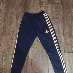 Äkta adidas jupa byxor - Dem e 2månader gammla men ser helt nya ut jag änvänt dem 6 gånger köparen står för frakten och jag står ej för post slarv!
