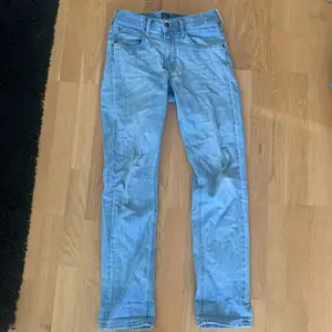 Lee ljusblåa jeans med slim fit. I bra skick  strl 29/32
