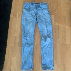 Lee ljusblåa jeans Strl 29/32 - Lee ljusblåa jeans med slim fit. I bra skick  strl 29/32