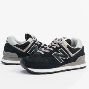 New Balance 574 - Helt nya! Så snygga och bekväma(!!) sneakers från New Balance som säljes då jag redan har ett par. Nypris 1100. Möts i Stockholm eller skickar mot fraktkostnad 🥰