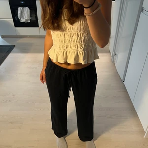 Lågmidjade svarta linnebyxor - jag säljer dessa svarta Lågmidjade linnebyxorna från hm då det krympt och blivit för korta för mig. Jag är ca 168 och dom skulle kunna passa en på 160. byxorna är i storlek s men är stretchiga och kan passa en m eller xs. använda väldigt få gånger.