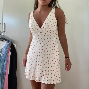 Zara klänning  - Säljer denna ursöta klänning från zara ifrån förra sommaren. Den är i fint skick och använd fåtal gånger. Mycket eftertraktad och slutsåld. 💕💕