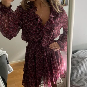 Snygg Zara klänning - Säljer denna snygga klänningen från zara som tyvärr inte kommer till någon användning. Den säljs inte längre på zara. Skriv gärna om du har någon fråga ❤️