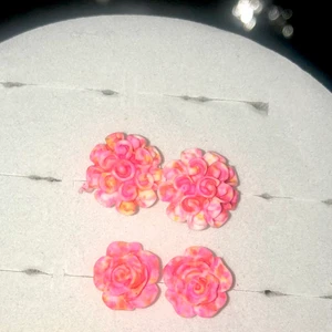 2 par örhängen  - Samfraktar. Frakt kostar 14kr. Fotar innan paket postas. 