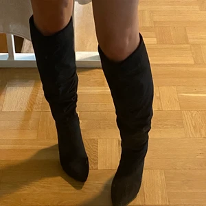 Supersnygga boots från reserved! - Skit snygga boots me klack, lite sammetsliknande material. Sjukt snygga och höga i benet vilket gör att man kan hasa ner dom jävligt snyggt. 