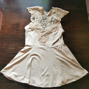 Peplumtopp, guldfärgad - Säljer en guldfärgad nästintill oanvänd peplumtopp då den ej kommer till användning 😊 storlek xs  Köparen står för frakt men kan annars mötas upp kring Solna eller Stockholm 🎉