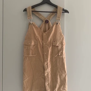 Hängselklänning Tommy Hilfiger  - Köpt från beyond retro.  Storlek XS men skulle passa s-m beroende på hur man vill att den ska sitta. 