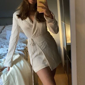 Klänninh - DRÖMMIG klänning, använd två tillfällen 🥲💛