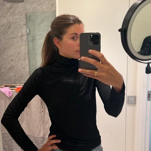 Svart supertunn polo  - Fint glansigt ribbat tyg. 95% viscose vilket gör den superskönt och 5% elastan vilket gör den stretchig. Den ser lyxig och elegant ut irl.  Jag är s/m och denna är strl. 38