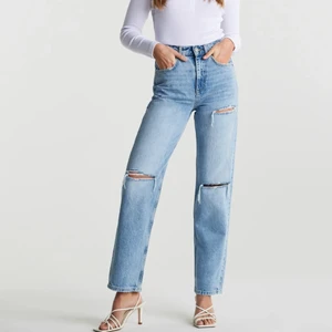 Jeans Gina Tricot  - 90’s high waist jeans från Gina tricot med snygga detaljer. Använda fåtal gånger så precis som nya. 