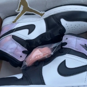 Nya äkta jordans - Säljer mina nya jordans då jag har jätte ont i fötterna av att skorna är för små. Så säljer dom nu. De kostar 2000 helt nya och säljer dom för 1200. Använda 3 gånger. Först till kvarn.