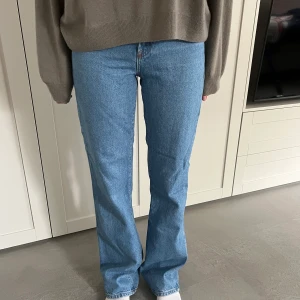 Jeans - Högmidjade jeans från zara men går väldigt bra att täcka med en tröja 